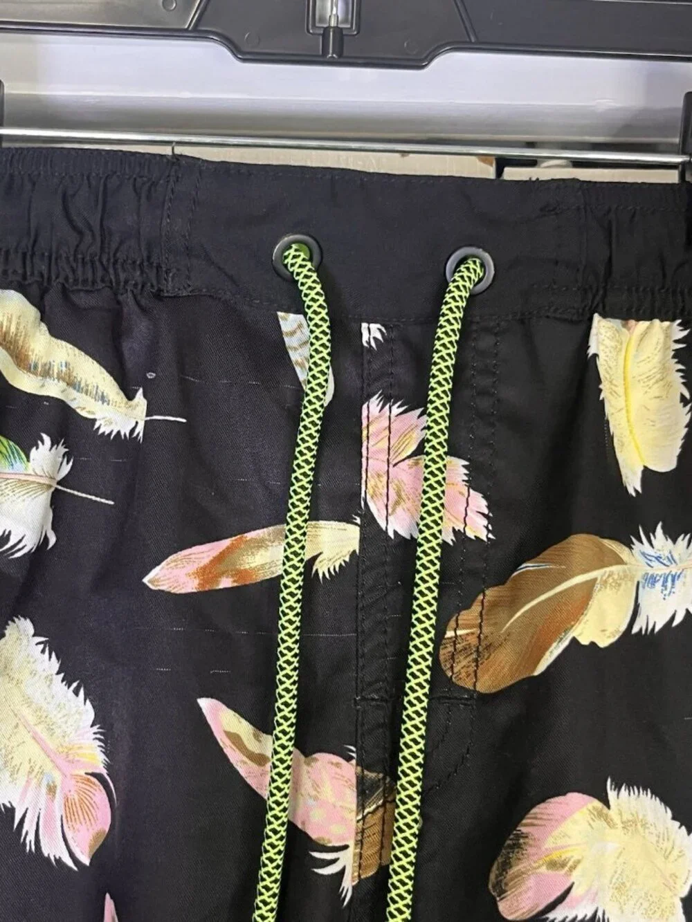 Page One Men's Black Feather Pattern Swim Shorts Size Large Quick Dry Mesh Linin